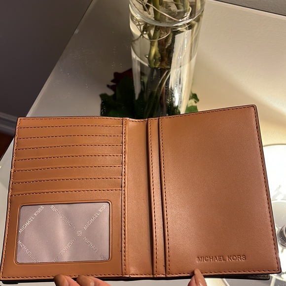 Authentic Michael Kors passport holder - Picture 2 of 4